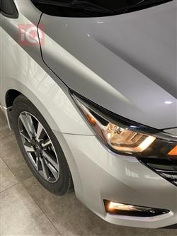 نيسان فيرسا